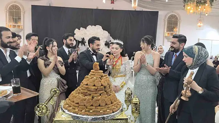 Diyarbakır'da düğün pastası yerine 21 kattan oluşan tescilli burma kadayıf tercih edildi
