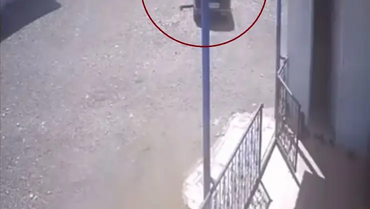 Diyarbakır'da el freni çekilmeyen otomobilin duvara çarptığı anlar kameraya yansıdı