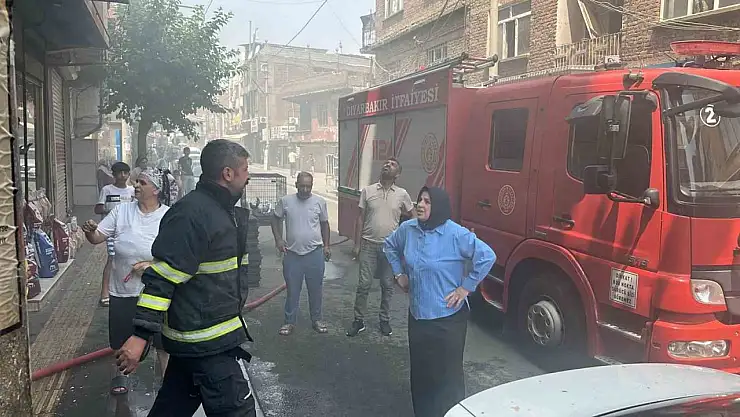 Diyarbakır'da ev yangını: Cadde dumanla kaplandı