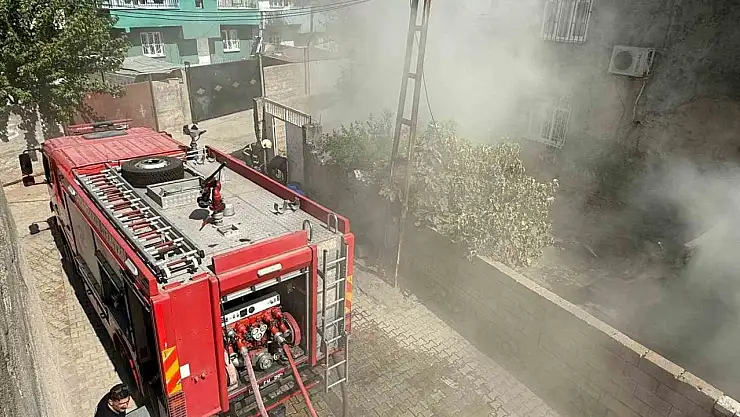 Diyarbakır'da ev yangınında 2 kişi dumandan etkilendi