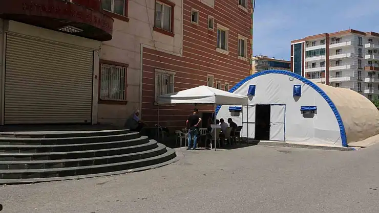 Diyarbakır'da evlat nöbetinde olan anne: 'İnşallah barış olur, çocuklar eve döner'