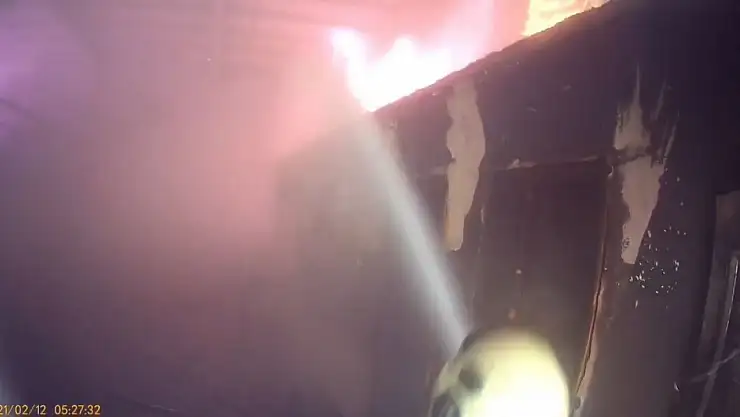 Diyarbakır'da fabrika deposundaki yangını söndürme anları kask kamerasına yansıdı