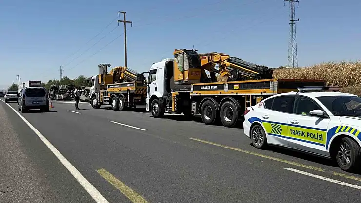 Diyarbakır'da gübre yüklü tır yol kenarına devrildi