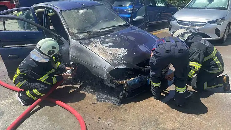 Diyarbakır'da hastane otoparkında otomobil yangını