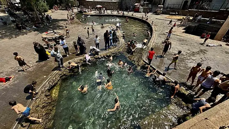 Diyarbakır'da havalar 38 dereceyi gösterdi, çocuklar aileleriyle soluğu süs havuzunda aldı