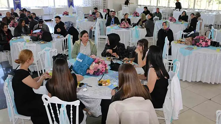 Diyarbakır'da hayırseverler destek çıktıkları öğrencilerle bir araya geldi