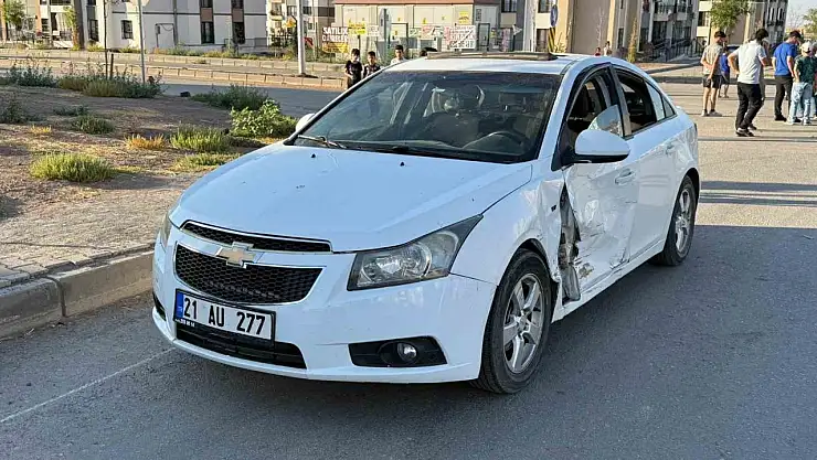 Diyarbakır'da iki araç çarpıştı