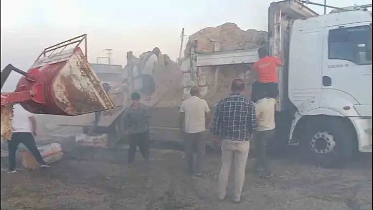 Diyarbakır'da kamyondaki saman balyaları yandı