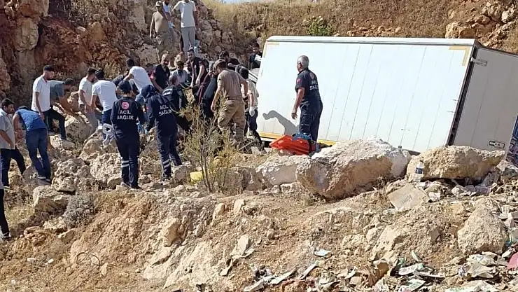 Diyarbakır'da kamyonet şarampole devrildi: 3 yaralı