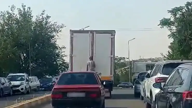 Diyarbakır'da kamyonetin arkasına tutunan şahsın tehlikeli yolculuğu kamerada
