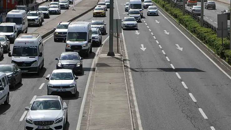 Diyarbakır'da kapısı açık otomobille tehlikeli nakliye