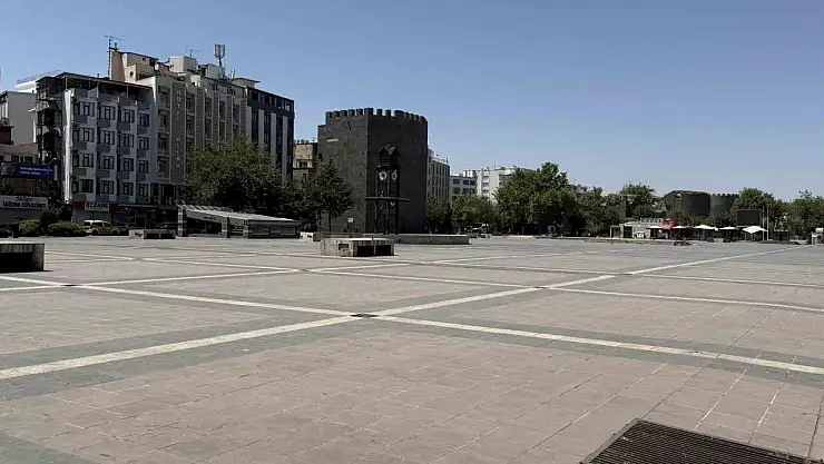 Diyarbakır'da kavurucu sıcaklar tarihi mekanları boşalttı
