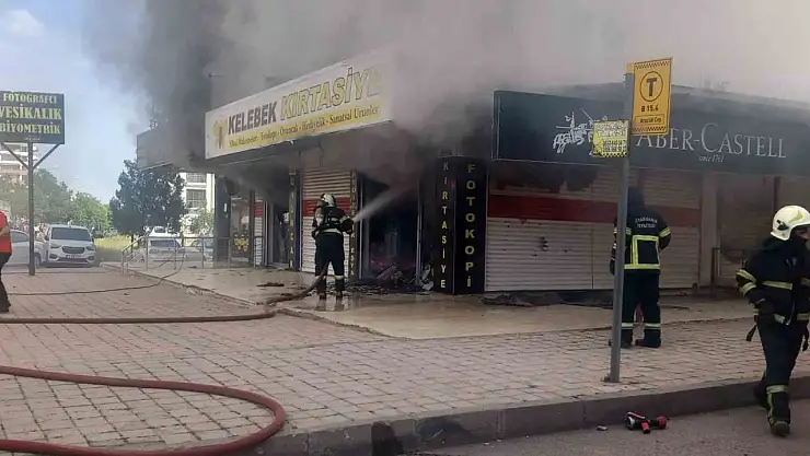 Diyarbakır'da kırtasiye dükkanında yangın
