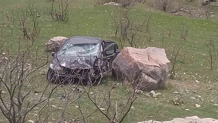 Diyarbakır'da lastiği patlayan otomobil devrildi: 1 yaralı