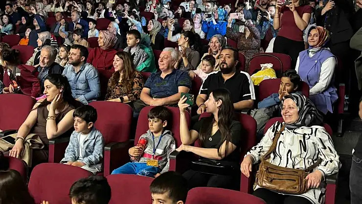 Diyarbakır'da masal diyarı çocuk festivali gösterisi düzenleniyor