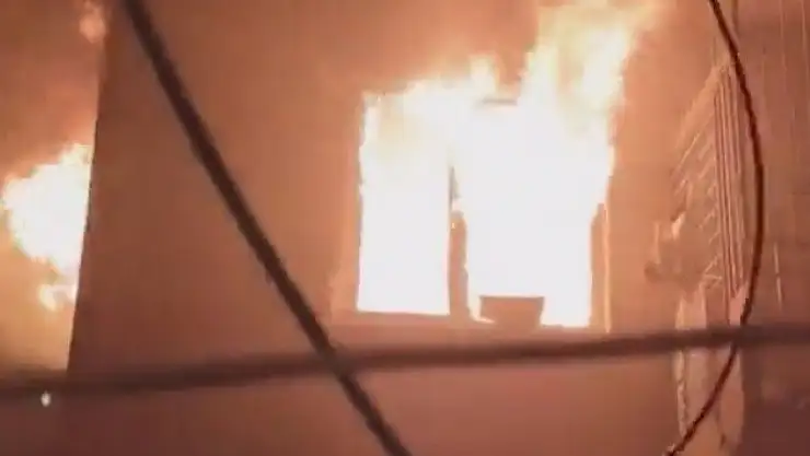 Diyarbakır'da metruk bina alevlere teslim oldu