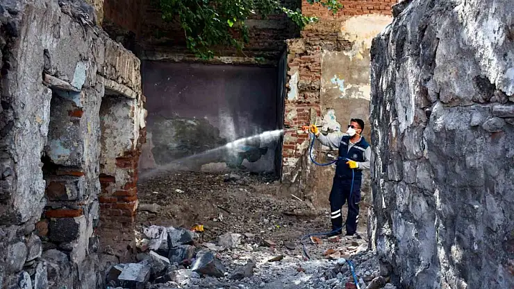 Diyarbakır'da metruk binalarda ilaçlama yapıldı