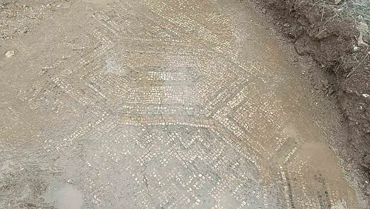 Diyarbakır'da mezar yeri kazılırken mozaik tabakası olduğu değerlendirilen tabaka ortaya çıktı