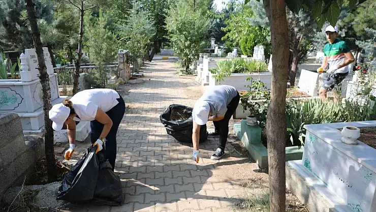 Diyarbakır'da mezarlıklarda bayram sonrası temizlik yapıldı
