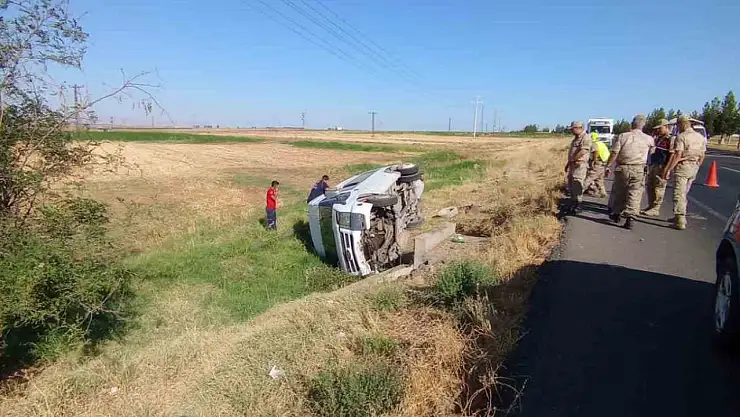 Diyarbakır'da minibüs yol kenarına devrildi: 1 yaralı