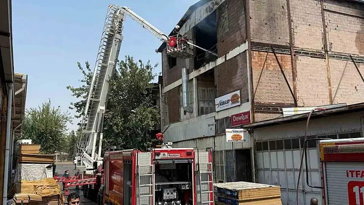 Diyarbakır'da mobilya boya atölyesinde yangın: Dumanlar gündüzü geceye çevirdi