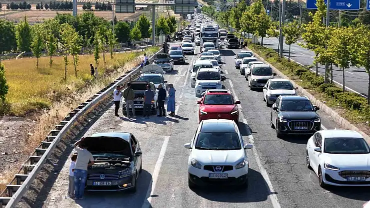 Diyarbakır'da onlarca araç hararet yapınca kilometrelerce kuyruk oluştu