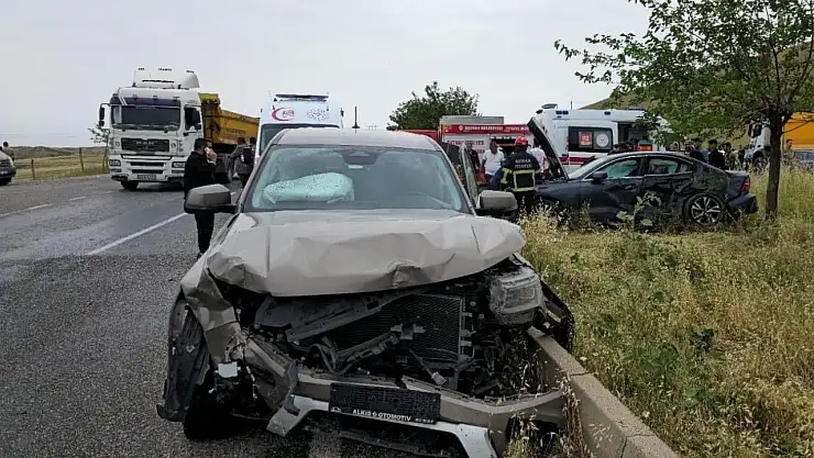 Diyarbakır'da otomobil ile kamyonet çarpıştı: 1 ölü, 3 yaralı