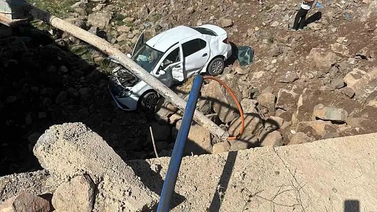 Diyarbakır'da otomobil köprüden düştü: 1 yaralı