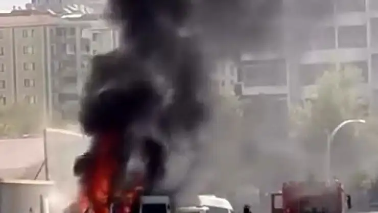 Diyarbakır'da park halindeki minibüs alev aldı