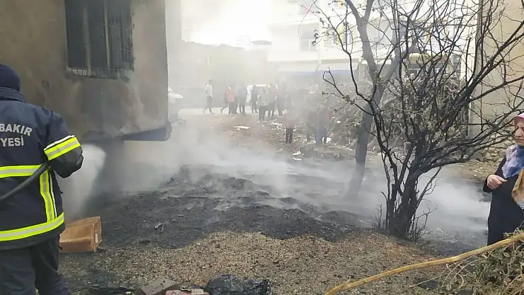 Diyarbakır'da plastik kasaların olduğu depoda yangın