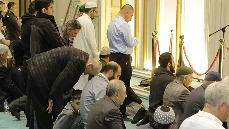 Diyarbakır'da Ramazan ayının son teravih namazı eda edildi