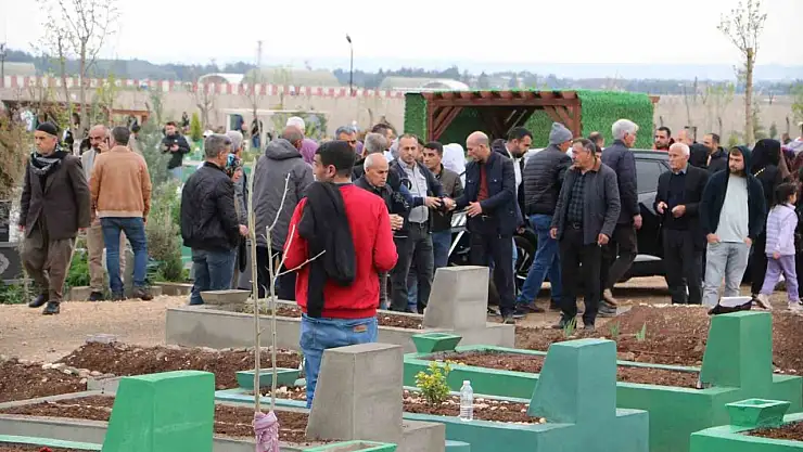 Diyarbakır'da Ramazan Bayramında mezarlıklar doldu taştı