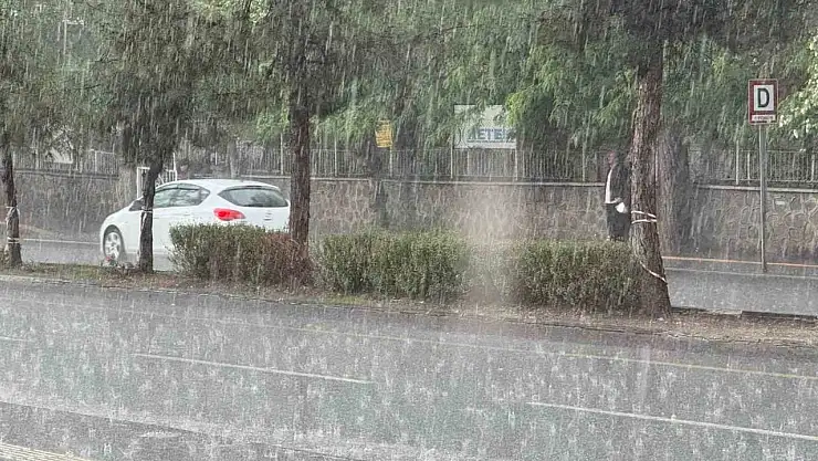 Diyarbakır'da sağanak hayatı felç etti