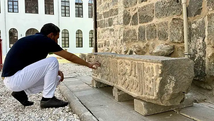 Diyarbakır'da Saint George Kilisesi'nin hiçbir zaman hamam olarak kullanılmadığını ispatlayan kitabe ortaya çıktı