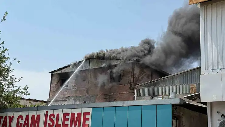 Diyarbakır'da sanayi sitesinde bulunan kereste deposunda yangın çıktı. Bölgeye çok sayıda itfaiye ekibi sevk edildi. Söndürme çalışmaları devam ediyor.