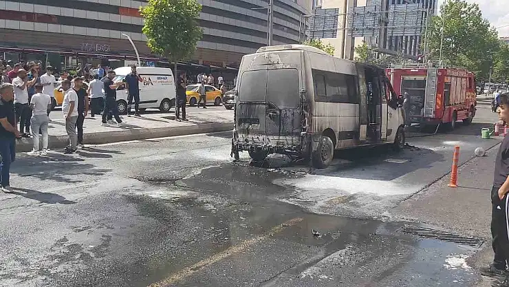 Diyarbakır'da şehir içi minibüs alevlere teslim oldu