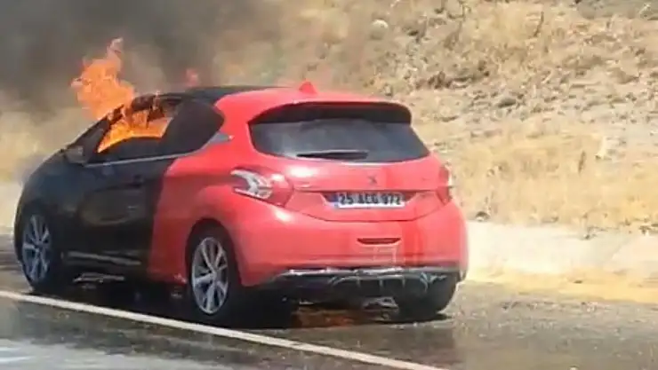 Diyarbakır'da seyir halindeki otomobil alevlere teslim oldu