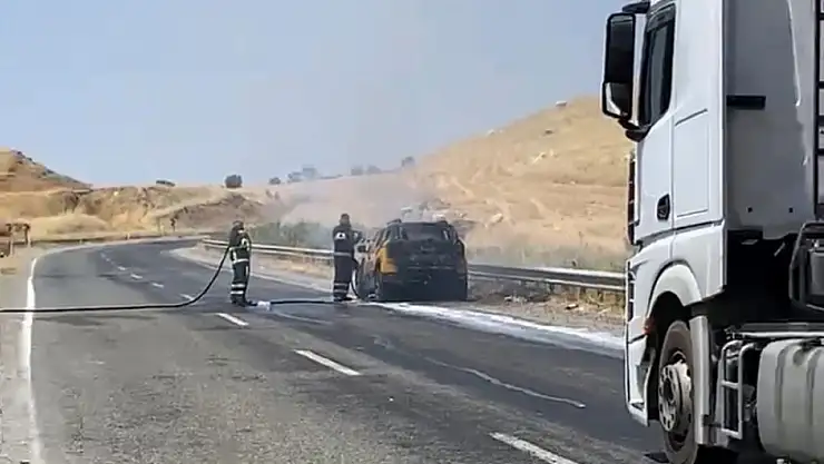 Diyarbakır'da seyir halindeki araç yandı