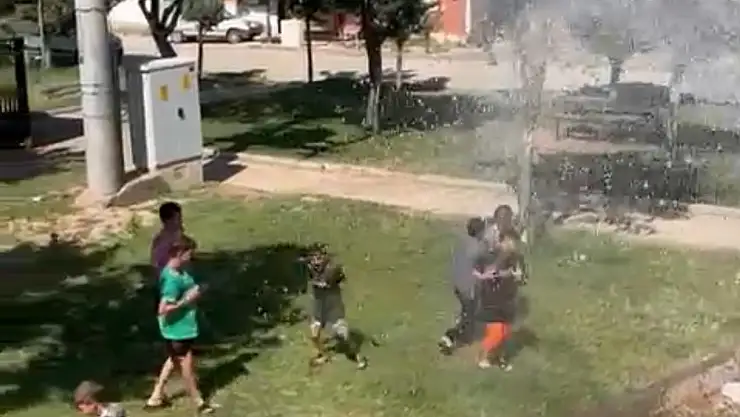 Diyarbakır'da sıcaktan bunalan çocuklar tazyikli suyla serinledi