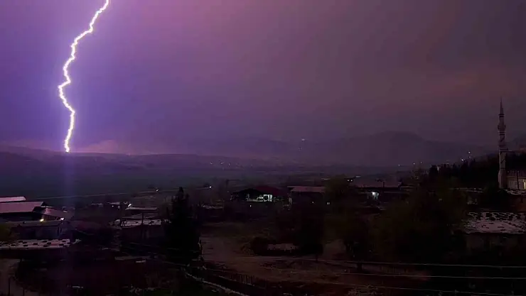 Diyarbakır'da şimşekler görsel şölen oluşturdu