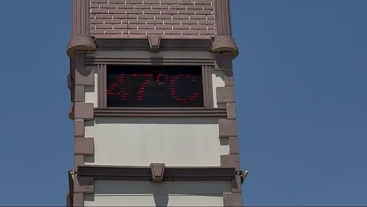 Diyarbakır'da termometre 47 dereceyi gösterdi: Çocuklar havuzda, yetişkinler cami gölgesinde serinledi