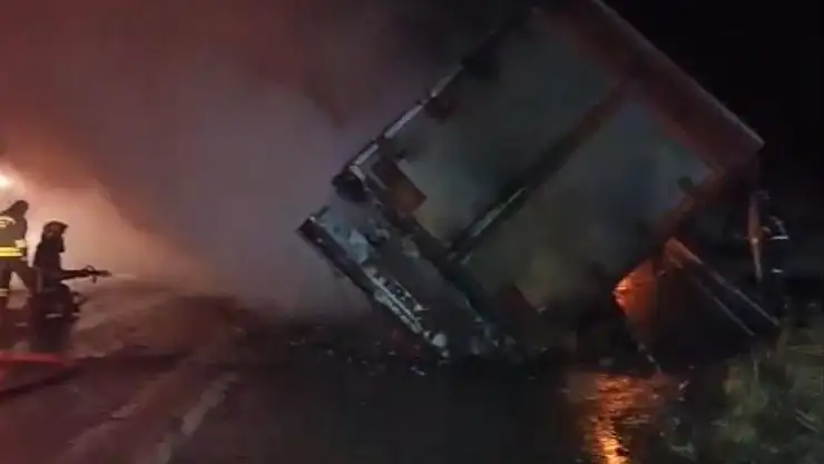 Diyarbakır'da tır yangınında sürücü yaralandı