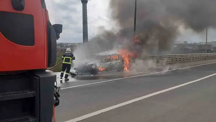 Diyarbakır'da trafik kazası: Araçlardan biri alev aldı