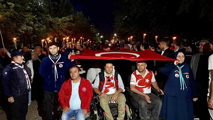 Diyarbakır'da Türk bayraklı 'Fener Alayı' yürüyüşü yapıldı