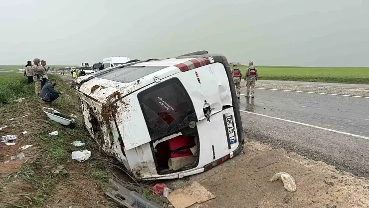 Diyarbakır'da yolcu minibüsü devrildi: 9 yaralı