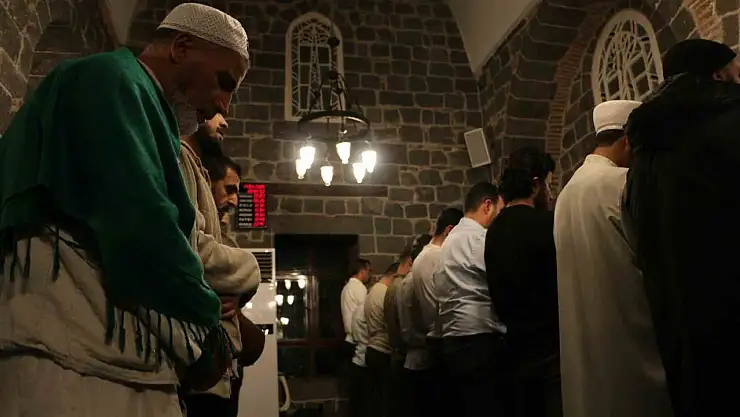 Diyarbakır'daki bu camide teravihte bir cüz okunuyor