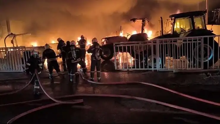 Diyarbakır gece yarası alevlerle aydınlandı: 3 dükkan, 22 traktör yandı