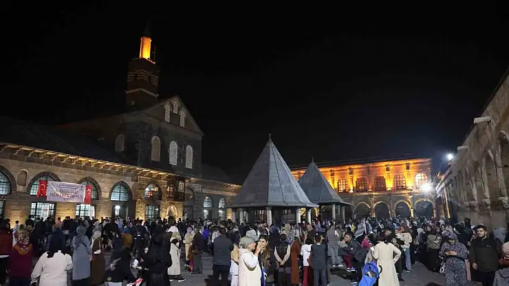 Diyarbakır Ulu Cami Kadir Gecesi'nde doldu taştı