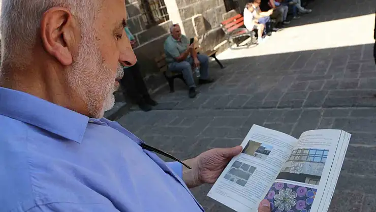 Diyarbakır Ulu Camii'nde bulunan 4. yüzyıla ait Latince kitabe ziyaretçileri etkiliyor
