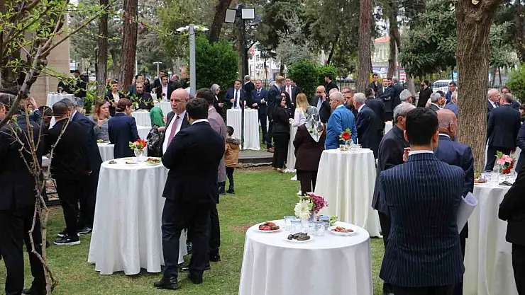 Diyarbakır Valisi Zorluoğlu, vatandaşlarla bayramlaştı